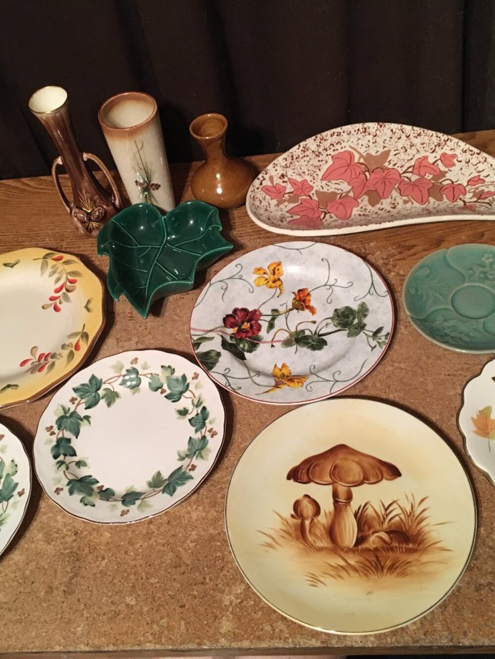 LOT OF 12 PLATES VASES LEAVES FLOWERS AUTUMN THEME LOT AMERICAN ATELIER NIKKO